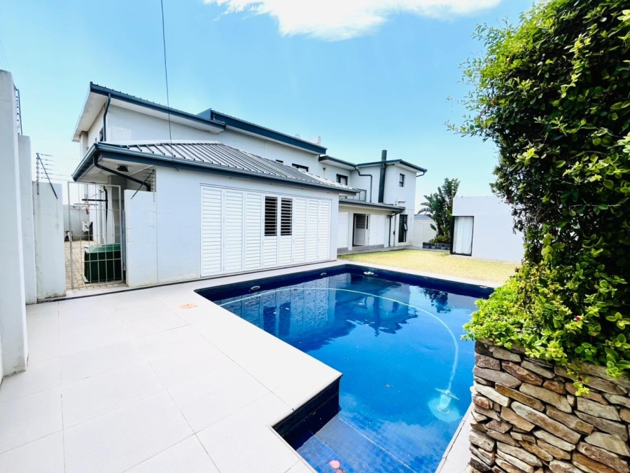 6 Bedroom Property for Sale in Gonubie Eastern Cape